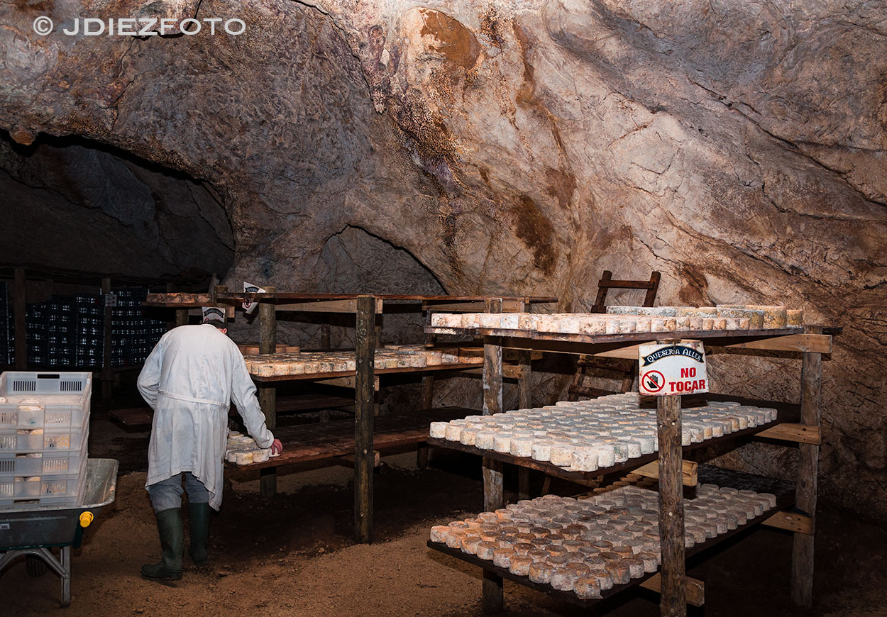 Interior de la Cueva de la Sotorraña. Bejes