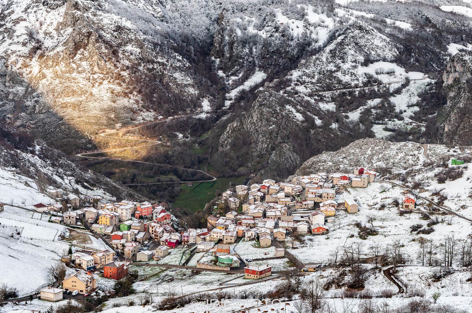 Amanecer nevado en Sotres