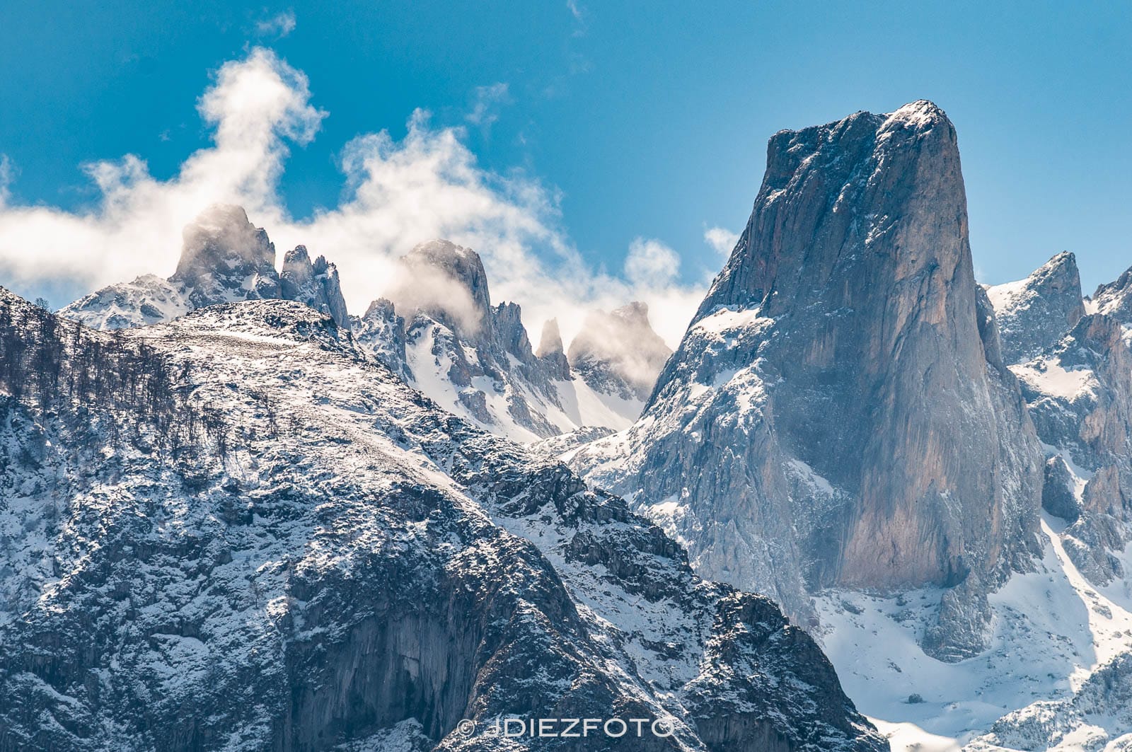 Naranjo de Bulnes desde el Pozo de la Oración en Cabrales